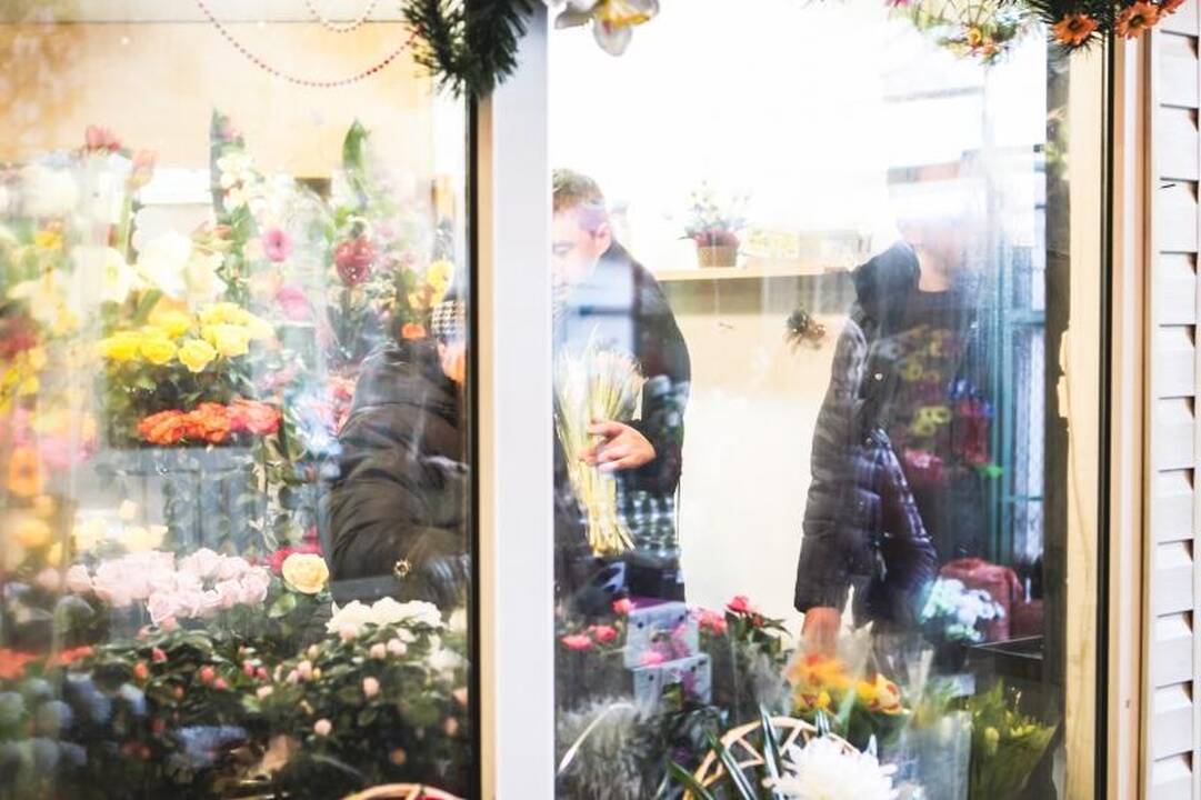 Kovo 8-osios rytą – gėlės iš policininkų rankų