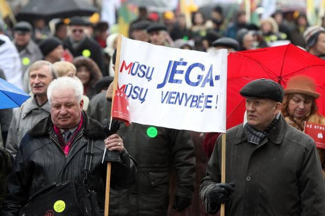 Profsąjungos žadėtos minios prie Vyriausybės nesurinko (papildyta)