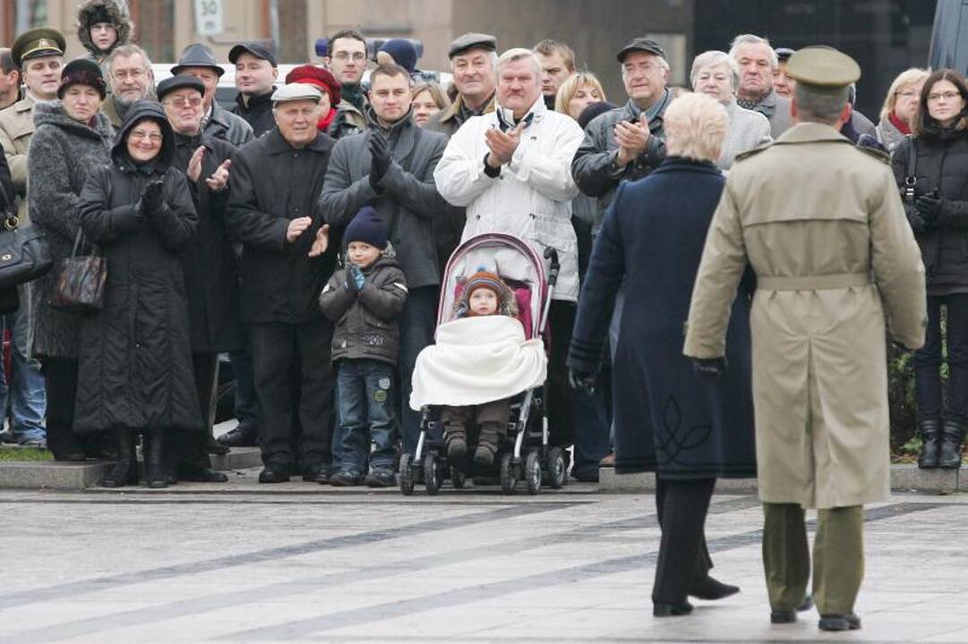 Prezidentė kariuomenę vadina patriotizmo ir pagarbos šaliai pavyzdžiu