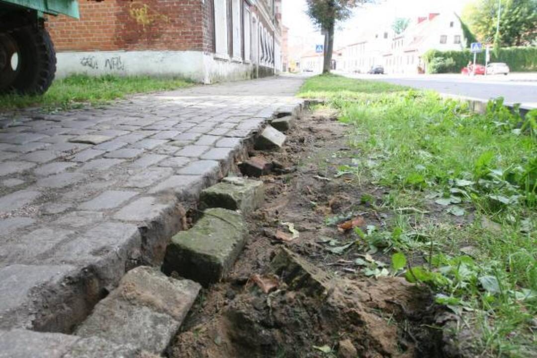 Klaipėdoje vagys grobia net grindinio akmenis
