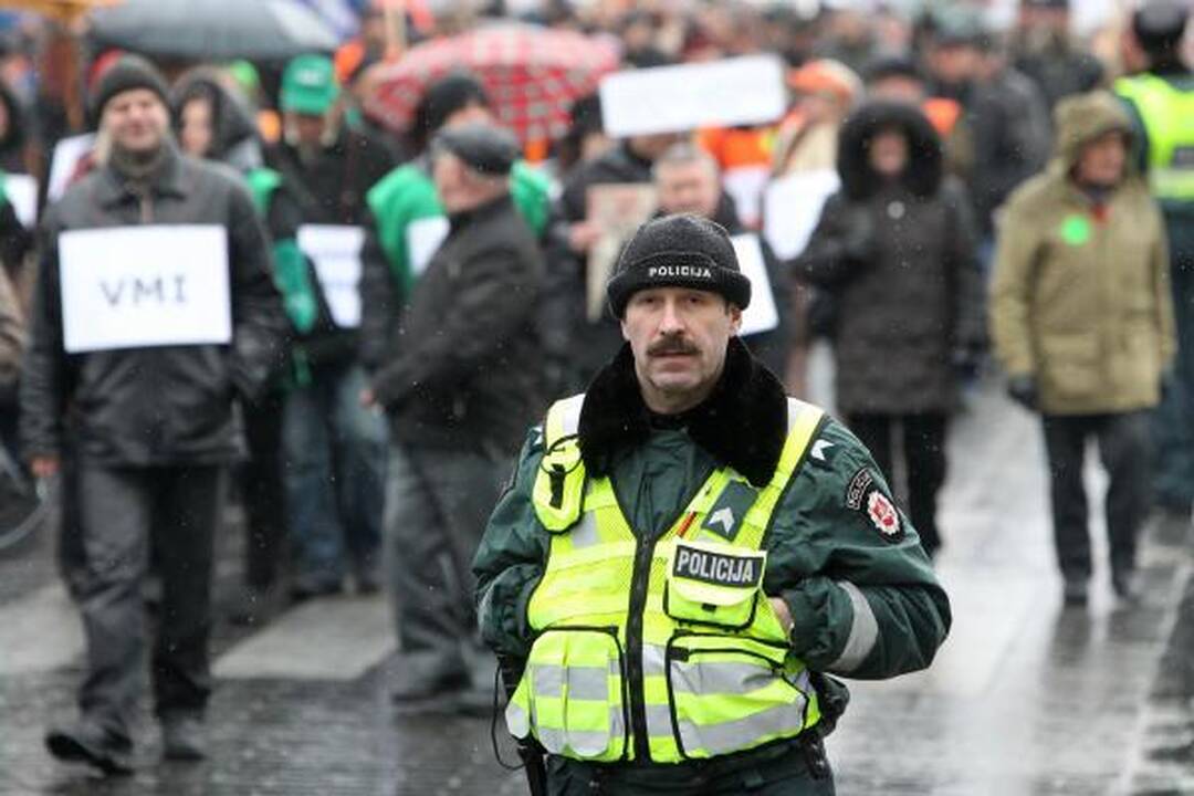 Profsąjungos žadėtos minios prie Vyriausybės nesurinko (papildyta)