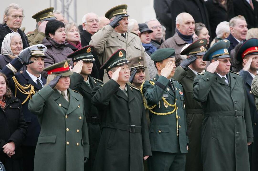 Prezidentė kariuomenę vadina patriotizmo ir pagarbos šaliai pavyzdžiu