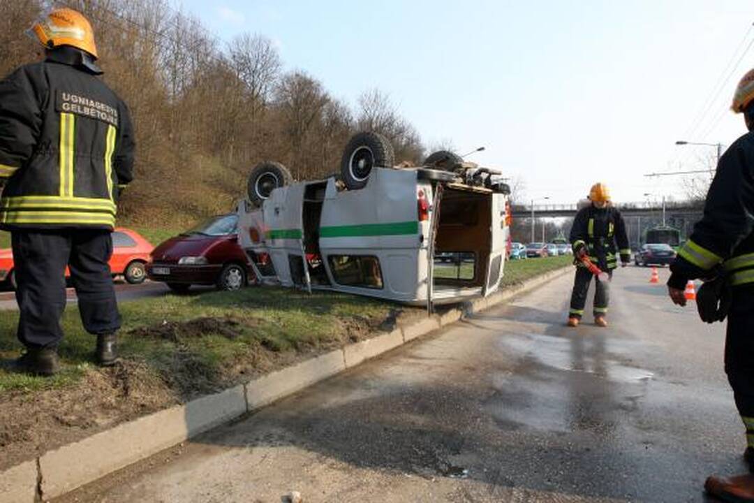 Pareigūnus persekioja eismo nelaimės