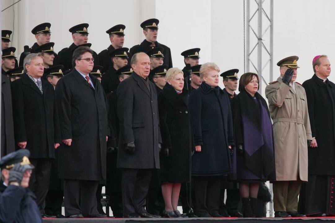 Prezidentė kariuomenę vadina patriotizmo ir pagarbos šaliai pavyzdžiu