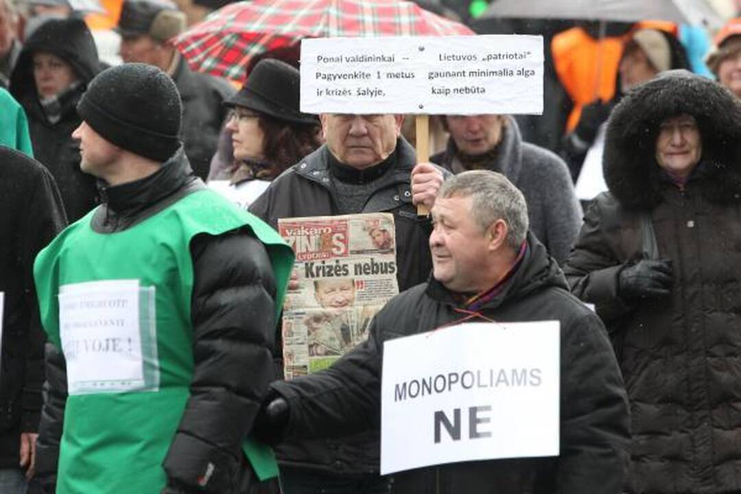 Profsąjungos žadėtos minios prie Vyriausybės nesurinko (papildyta)