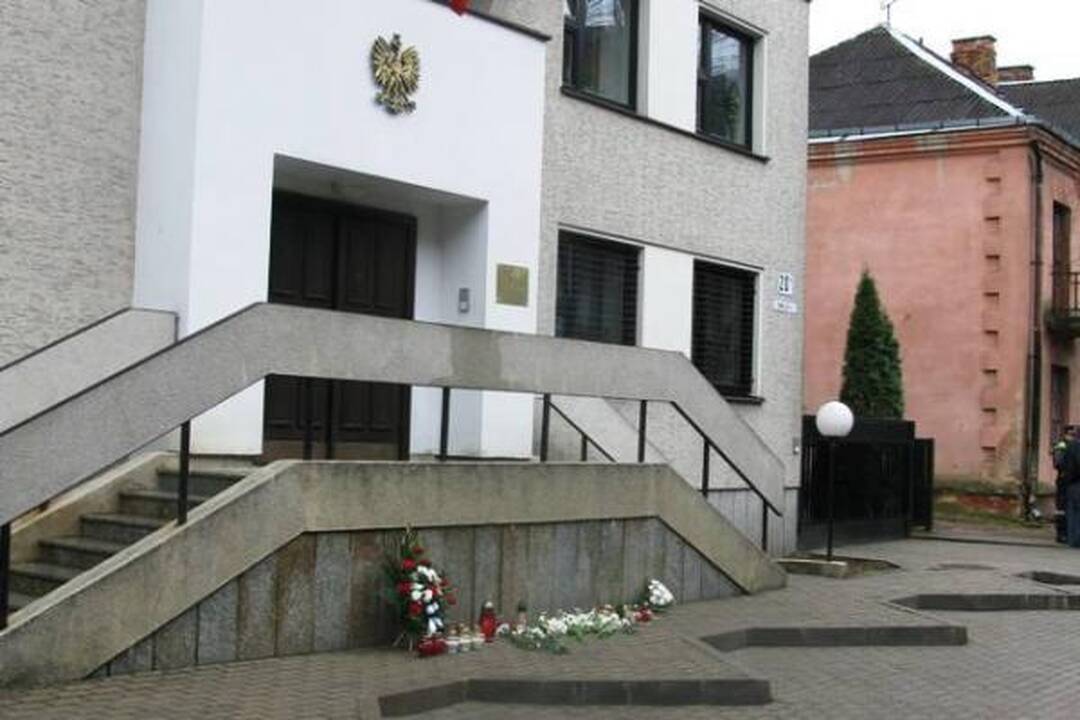 Prie Lenkijos ambasados Vilniuje gula gėlės, degamos žvakutės