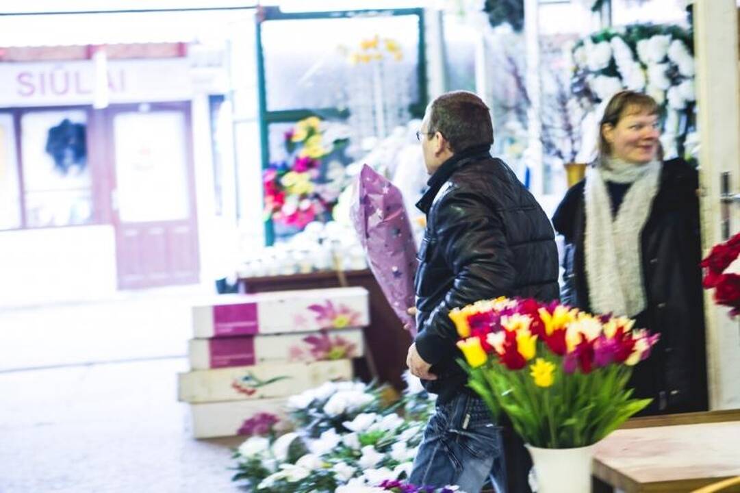 Kovo 8-osios rytą – gėlės iš policininkų rankų