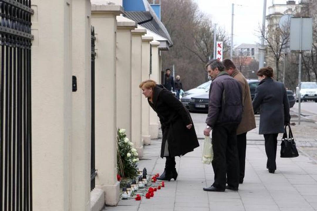 Prie Baltarusijos ambasados vilniečiai deda gėles