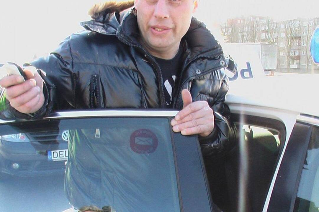 Jaunosios suknelė iš kanalizacijos dangčių svėrė 74 kilogramus