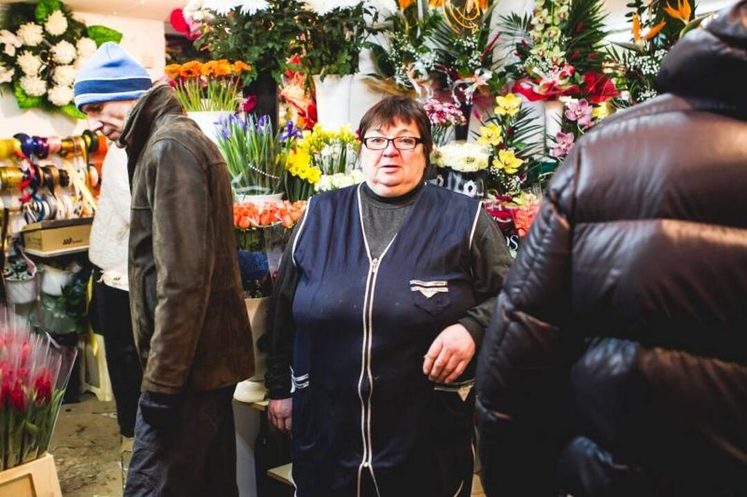 Kovo 8-osios rytą – gėlės iš policininkų rankų