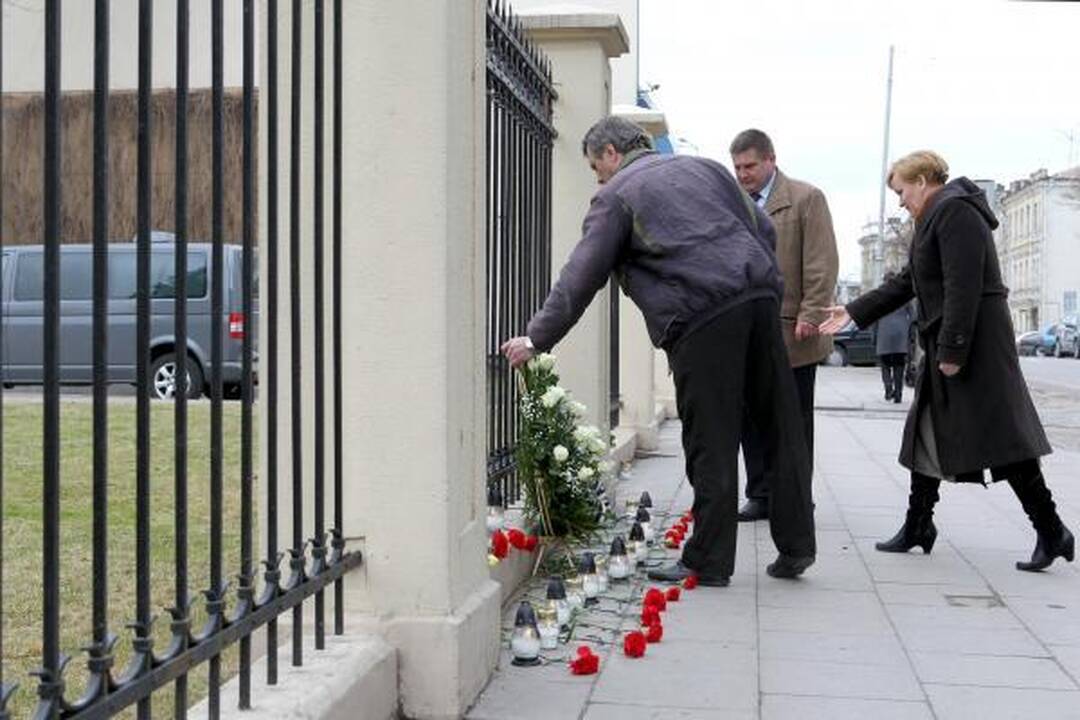 Prie Baltarusijos ambasados vilniečiai deda gėles