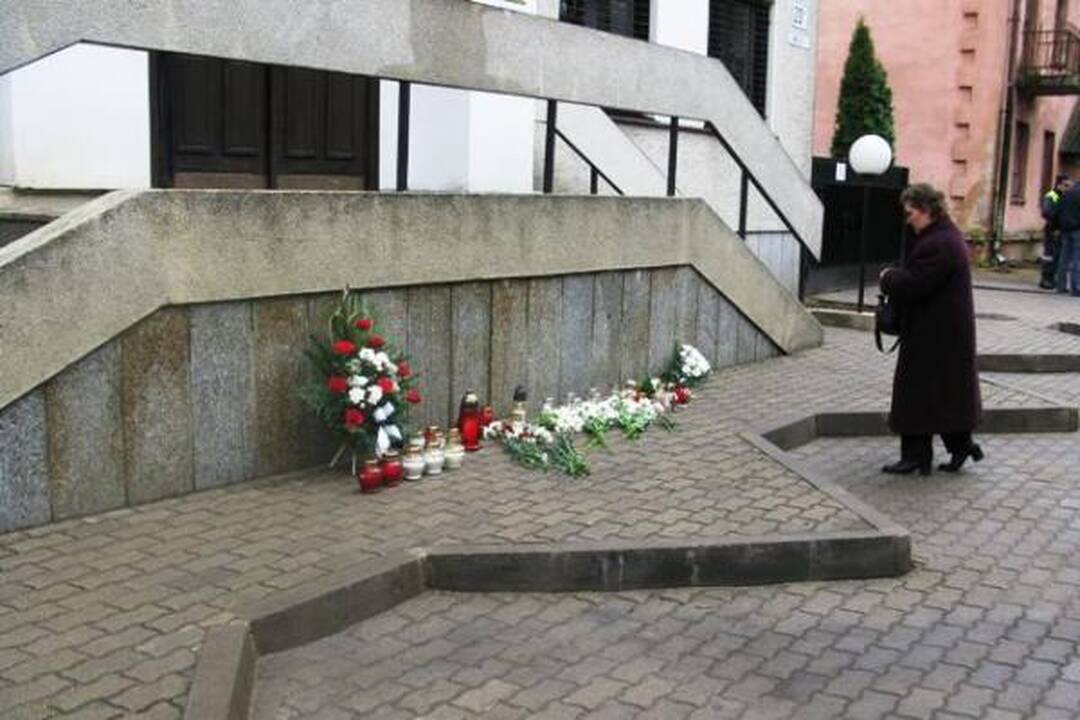 Prie Lenkijos ambasados Vilniuje gula gėlės, degamos žvakutės