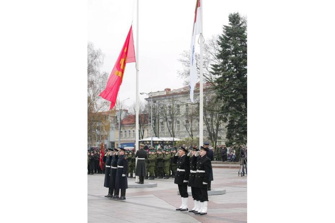 Prezidentė kariuomenę vadina patriotizmo ir pagarbos šaliai pavyzdžiu