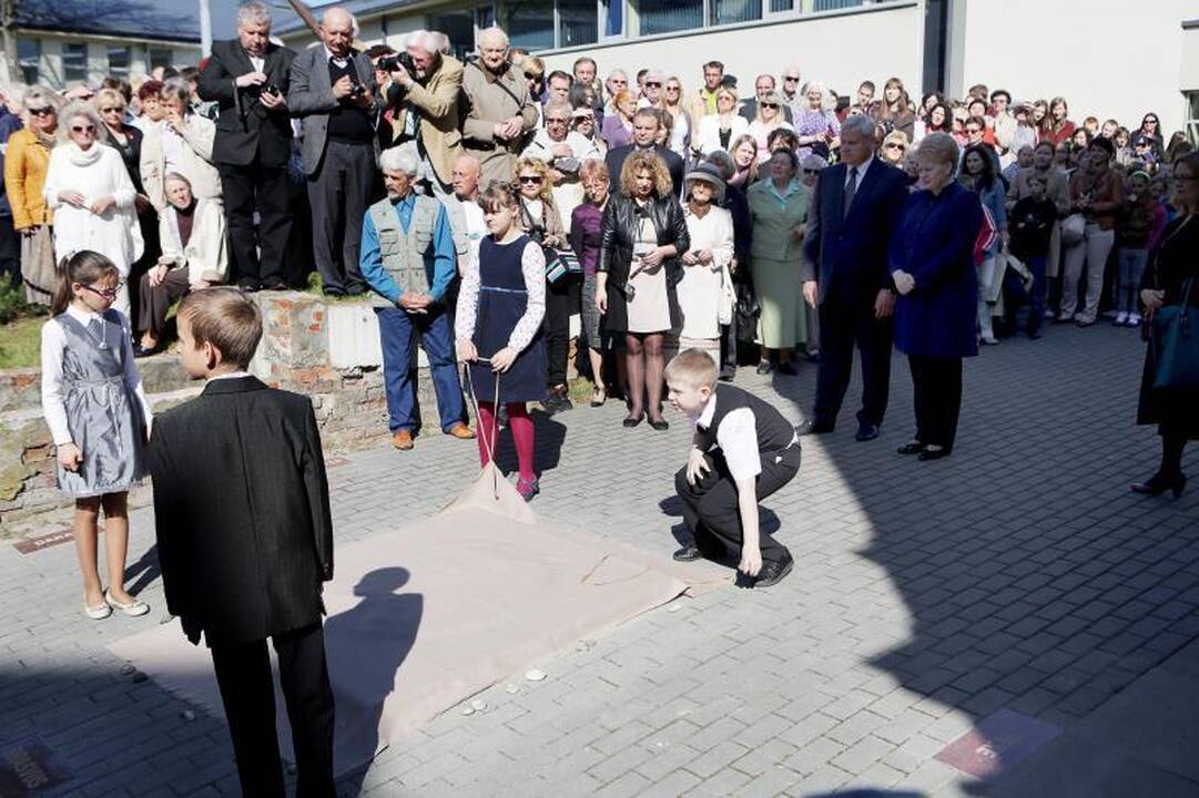 Prezidentė D. Grybauskaitė Klaipėdoje atidengė paminklą kalbai