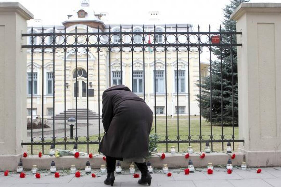 Prie Baltarusijos ambasados vilniečiai deda gėles
