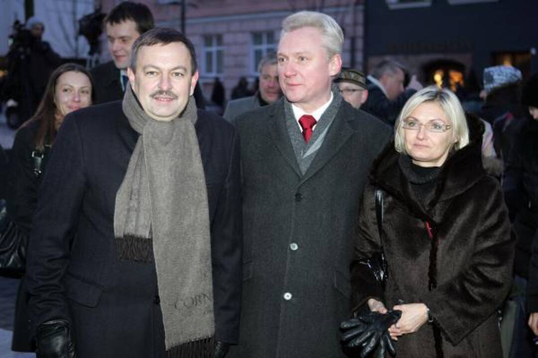 Vilniuje suspindo Kalėdų eglės