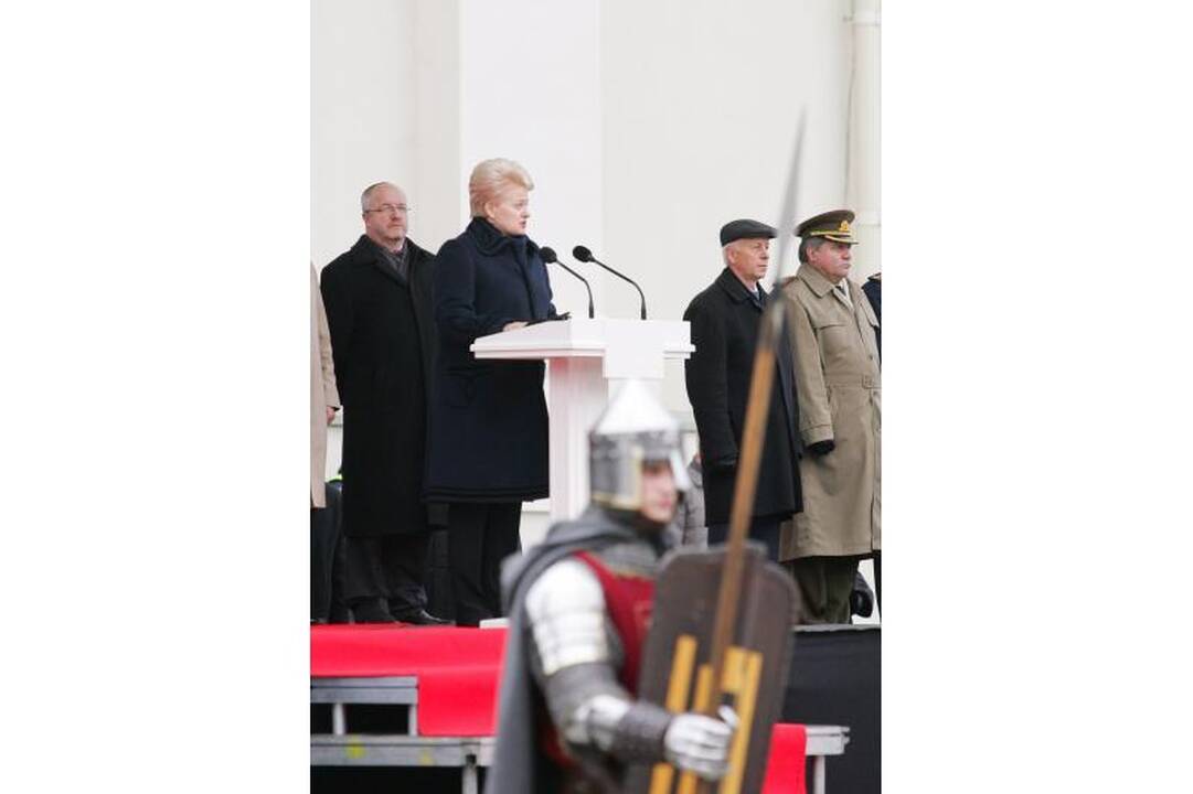 Prezidentė kariuomenę vadina patriotizmo ir pagarbos šaliai pavyzdžiu
