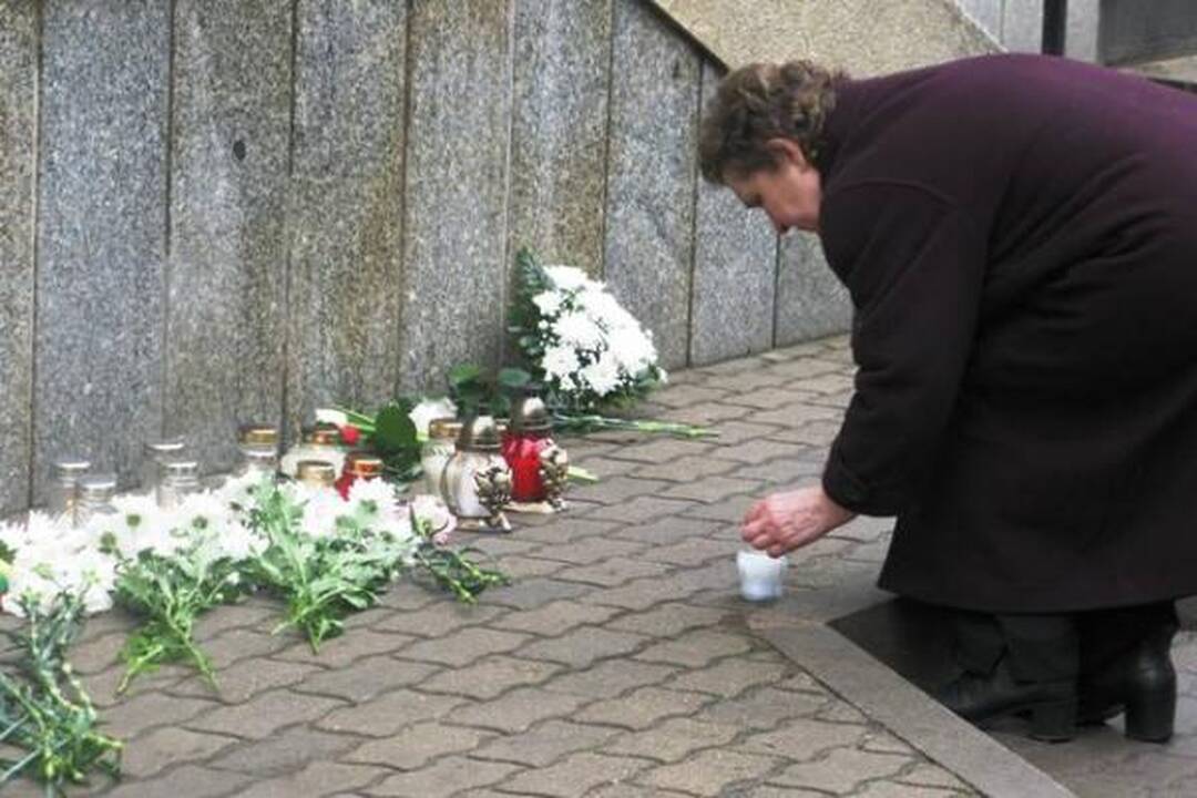 Prie Lenkijos ambasados Vilniuje gula gėlės, degamos žvakutės