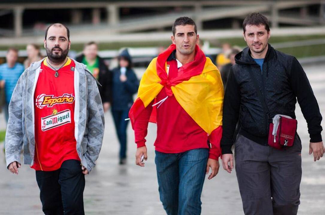 Į „Žalgirio“ areną krepšinio aistruoliai traukė per lietų