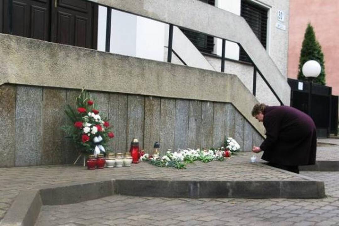 Prie Lenkijos ambasados Vilniuje gula gėlės, degamos žvakutės