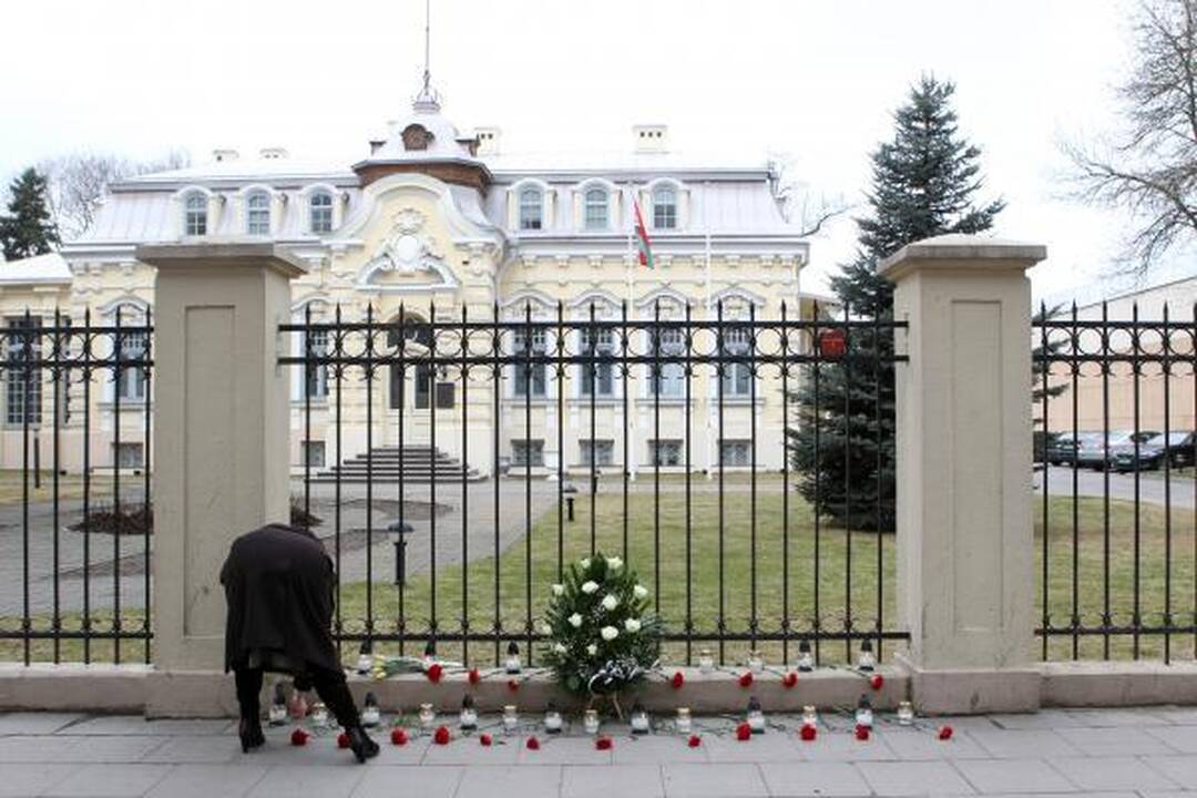 Prie Baltarusijos ambasados vilniečiai deda gėles