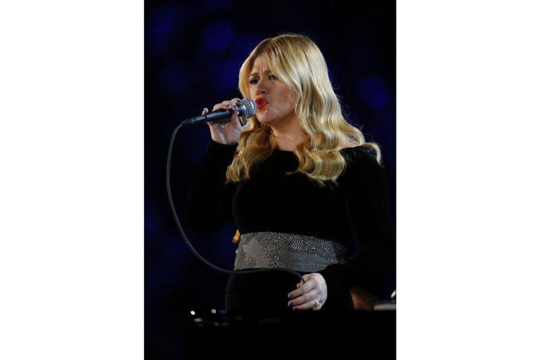 Kodėl ji vilki suknelę iš užuolaidų? (keista Adele apranga) (foto)
