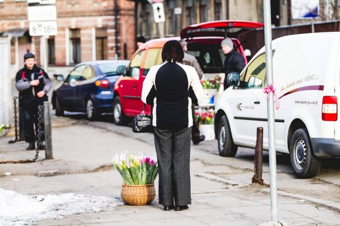 Kovo 8-osios rytą – gėlės iš policininkų rankų