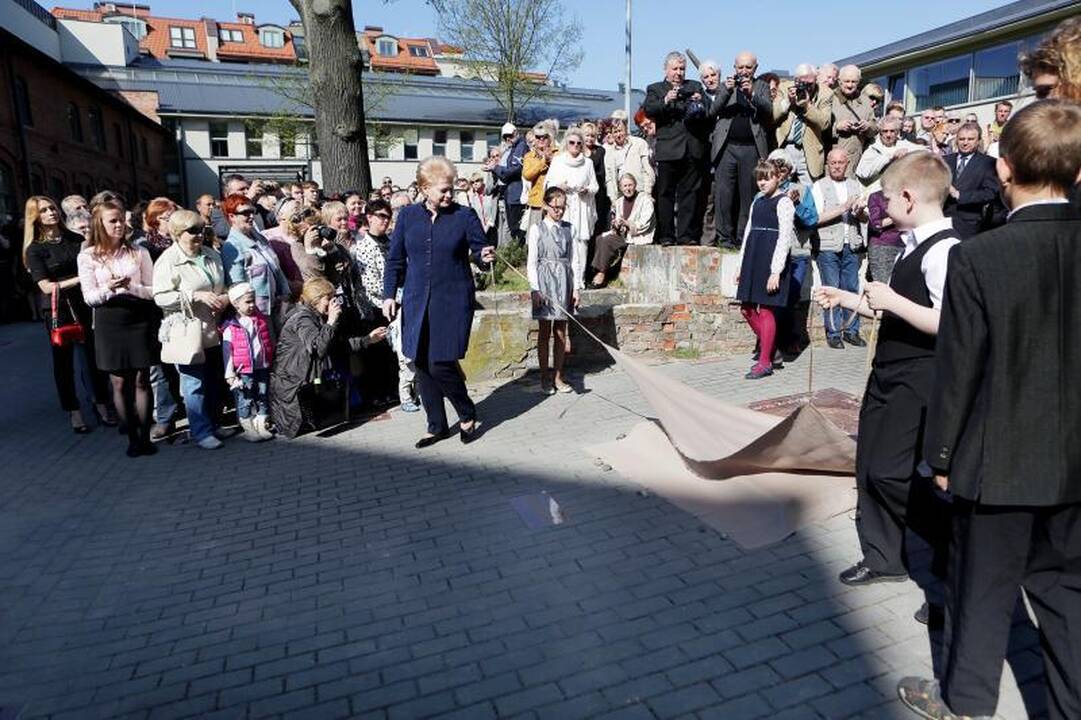 Prezidentė D. Grybauskaitė Klaipėdoje atidengė paminklą kalbai