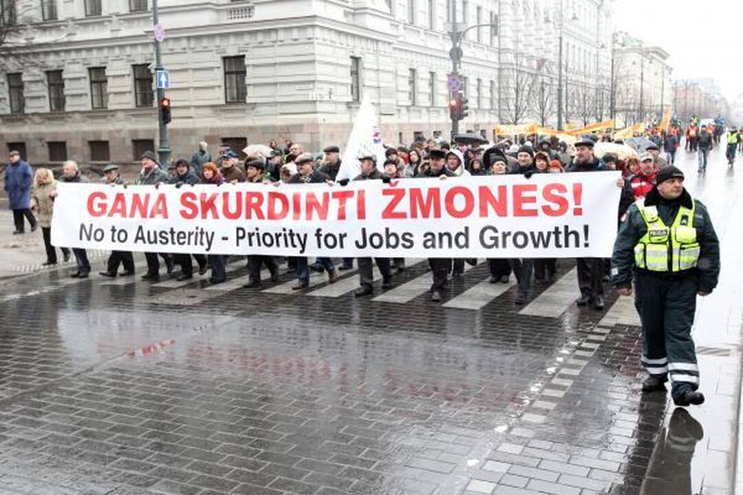 Profsąjungos žadėtos minios prie Vyriausybės nesurinko (papildyta)