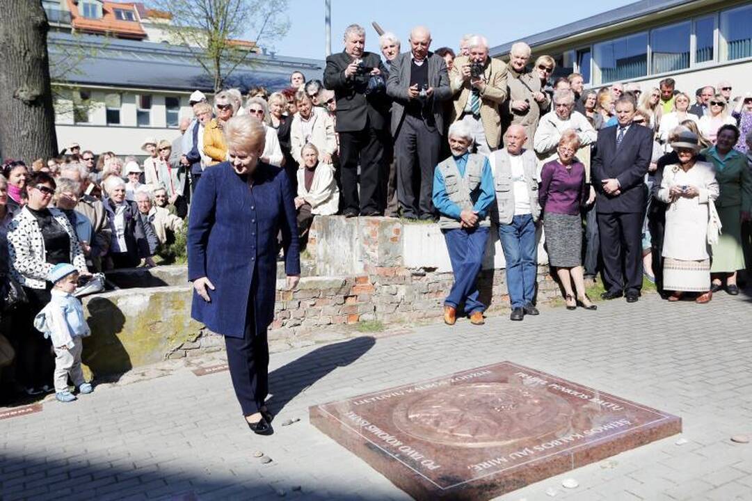 Prezidentė D. Grybauskaitė Klaipėdoje atidengė paminklą kalbai
