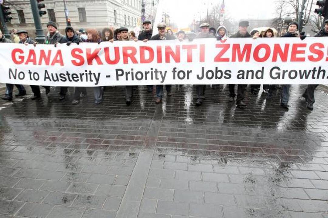 Profsąjungos žadėtos minios prie Vyriausybės nesurinko (papildyta)