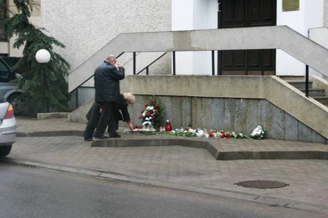 Prie Lenkijos ambasados Vilniuje gula gėlės, degamos žvakutės