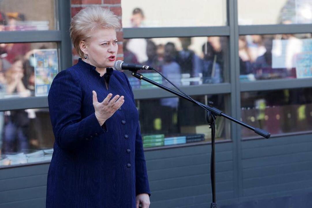 Prezidentė D. Grybauskaitė Klaipėdoje atidengė paminklą kalbai