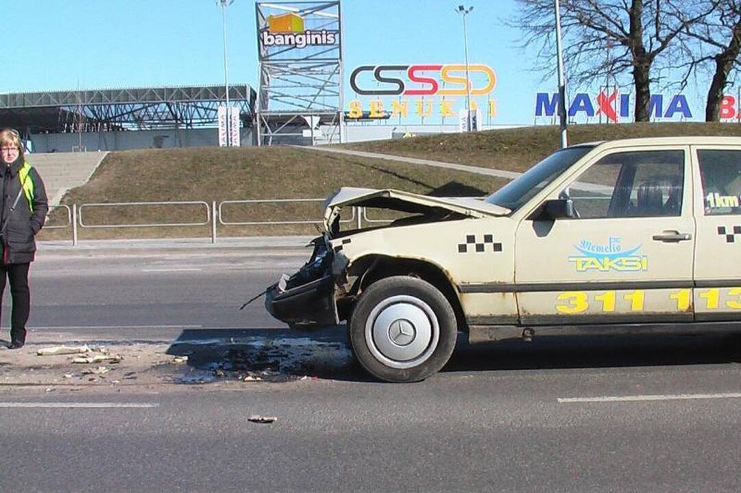 Girtas taksistas sukėlė avariją, kurioje apdaužytos trys mašinos