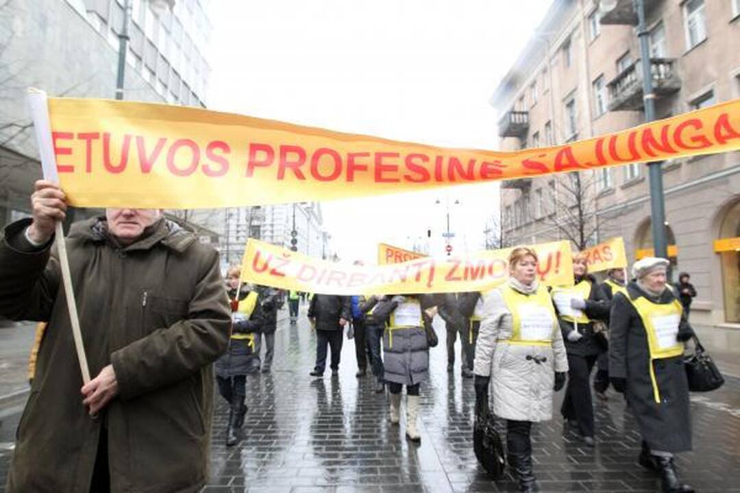 Profsąjungos žadėtos minios prie Vyriausybės nesurinko (papildyta)