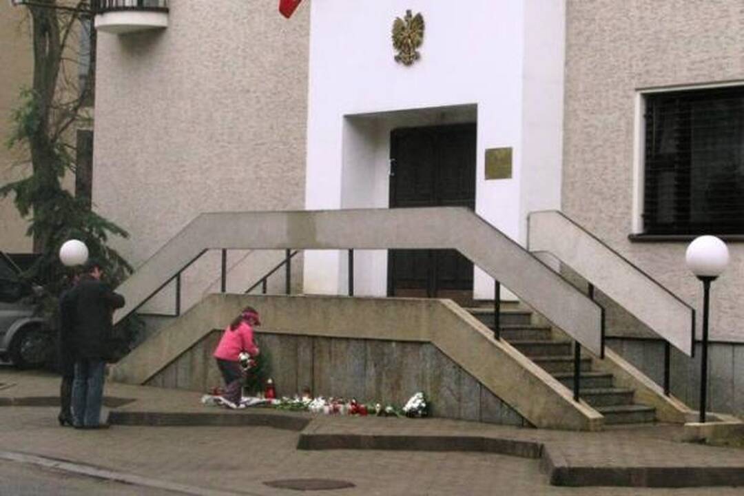 Prie Lenkijos ambasados Vilniuje gula gėlės, degamos žvakutės
