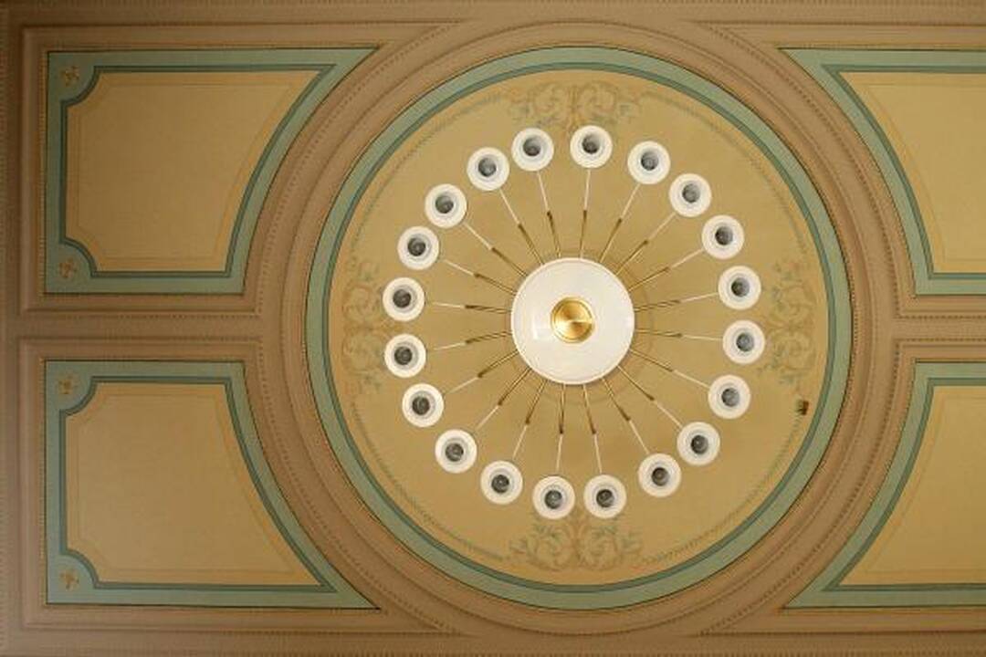 Karininkai kasdien mėgaujasi prabangiais rūmais