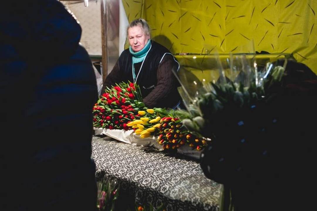 Kovo 8-osios rytą – gėlės iš policininkų rankų