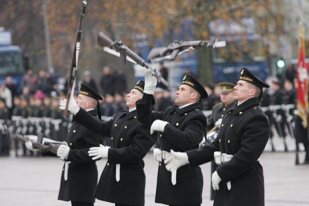 Prezidentė kariuomenę vadina patriotizmo ir pagarbos šaliai pavyzdžiu