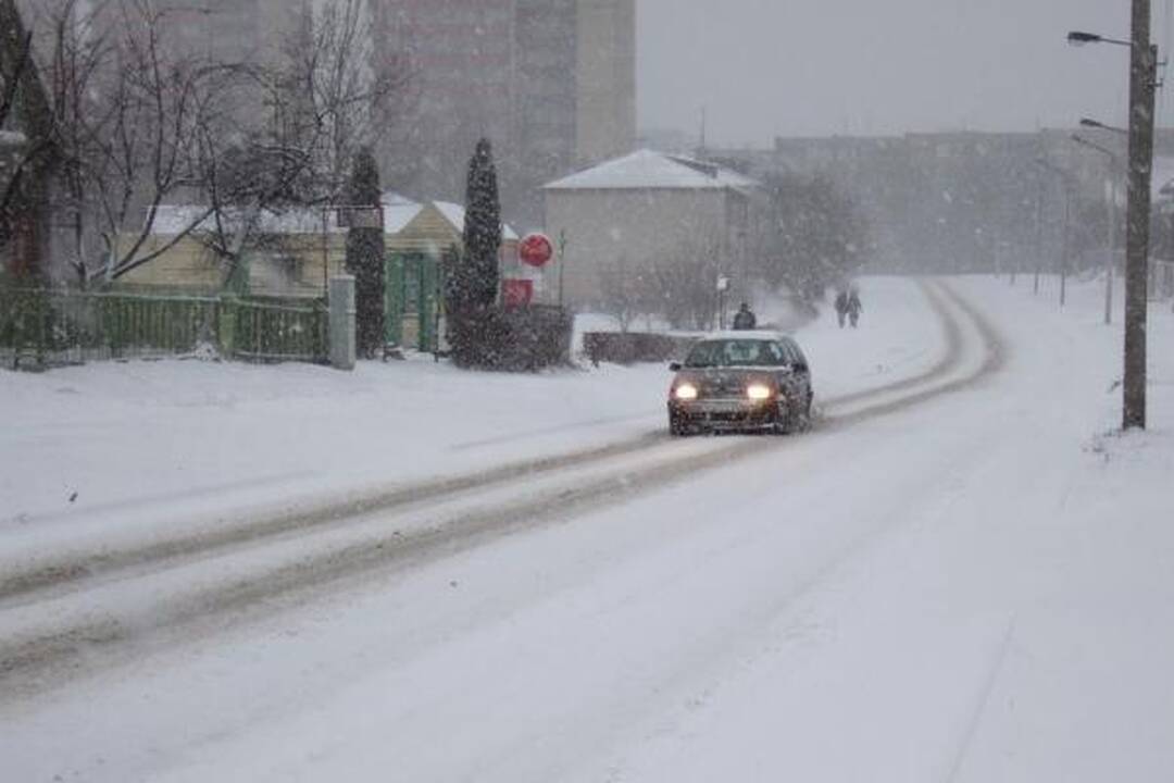 Balta žiema nuklojo miesto gatves