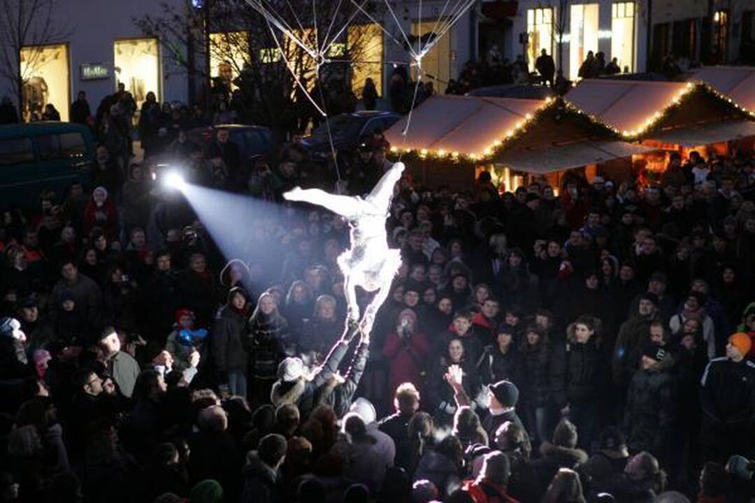 Vilniuje suspindo Kalėdų eglės