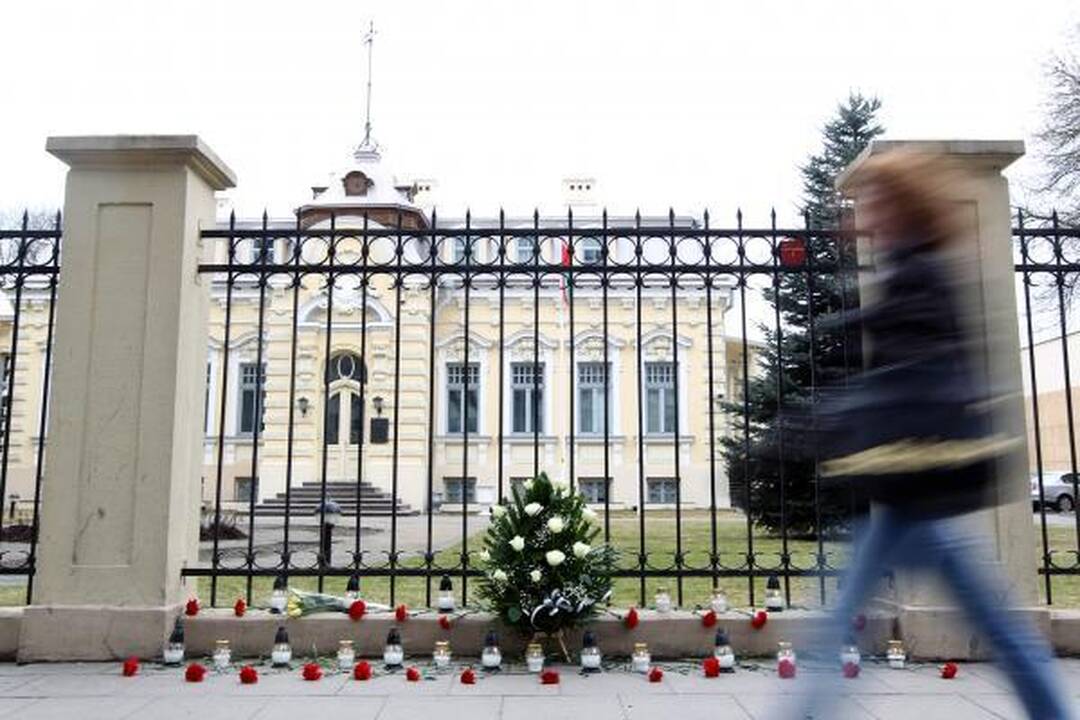 Prie Baltarusijos ambasados vilniečiai deda gėles