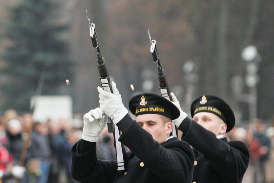 Prezidentė kariuomenę vadina patriotizmo ir pagarbos šaliai pavyzdžiu