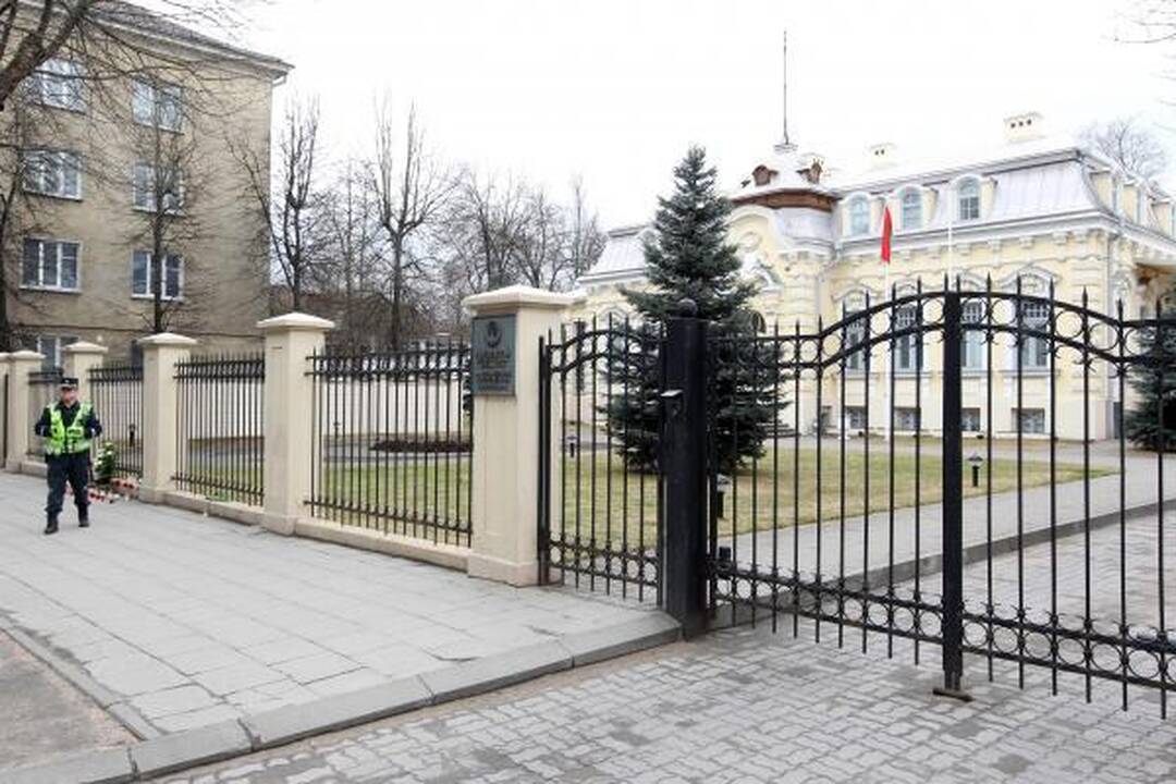 Prie Baltarusijos ambasados vilniečiai deda gėles
