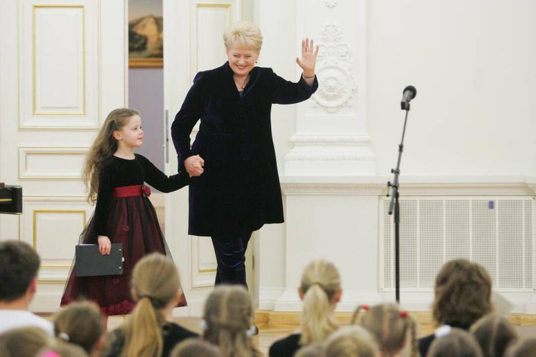 D.Grybauskaitė su vaikais Prezidentūroje įžiebė Kalėdų eglę
