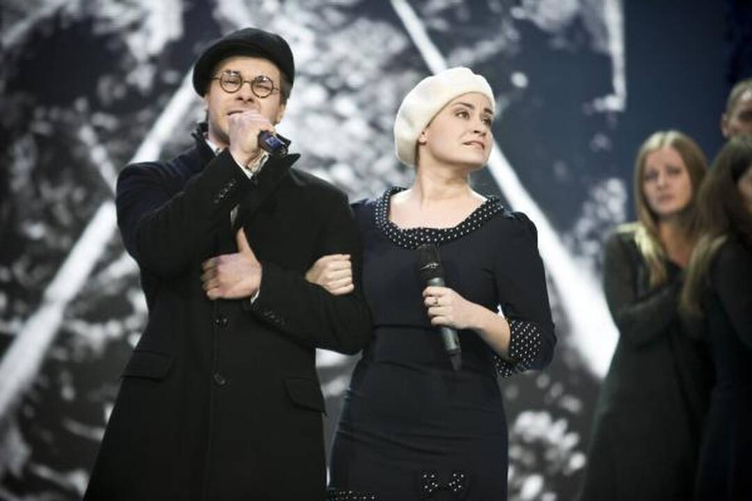 R.Rudokas „Žvaigždžių duetų“ scenoje bučiavo I.Šimukauskienę 