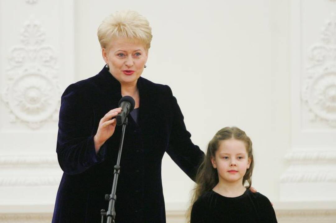 D.Grybauskaitė su vaikais Prezidentūroje įžiebė Kalėdų eglę