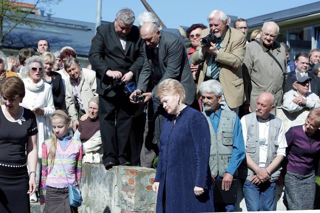 Prezidentė D. Grybauskaitė Klaipėdoje atidengė paminklą kalbai