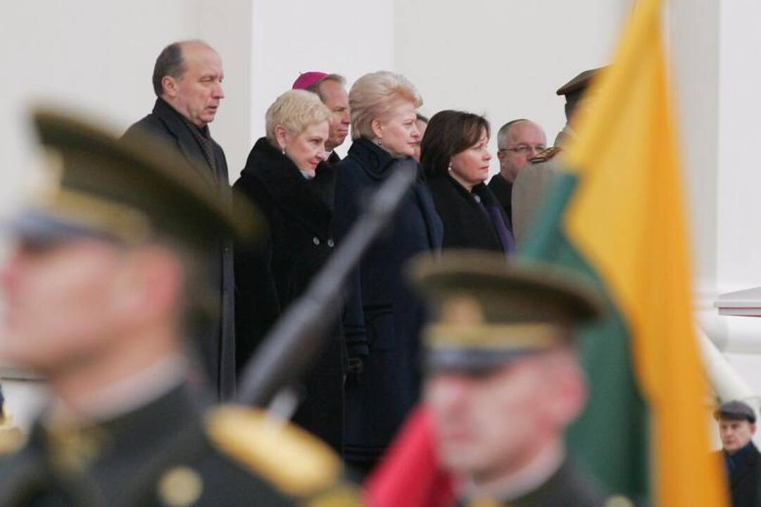 Prezidentė kariuomenę vadina patriotizmo ir pagarbos šaliai pavyzdžiu