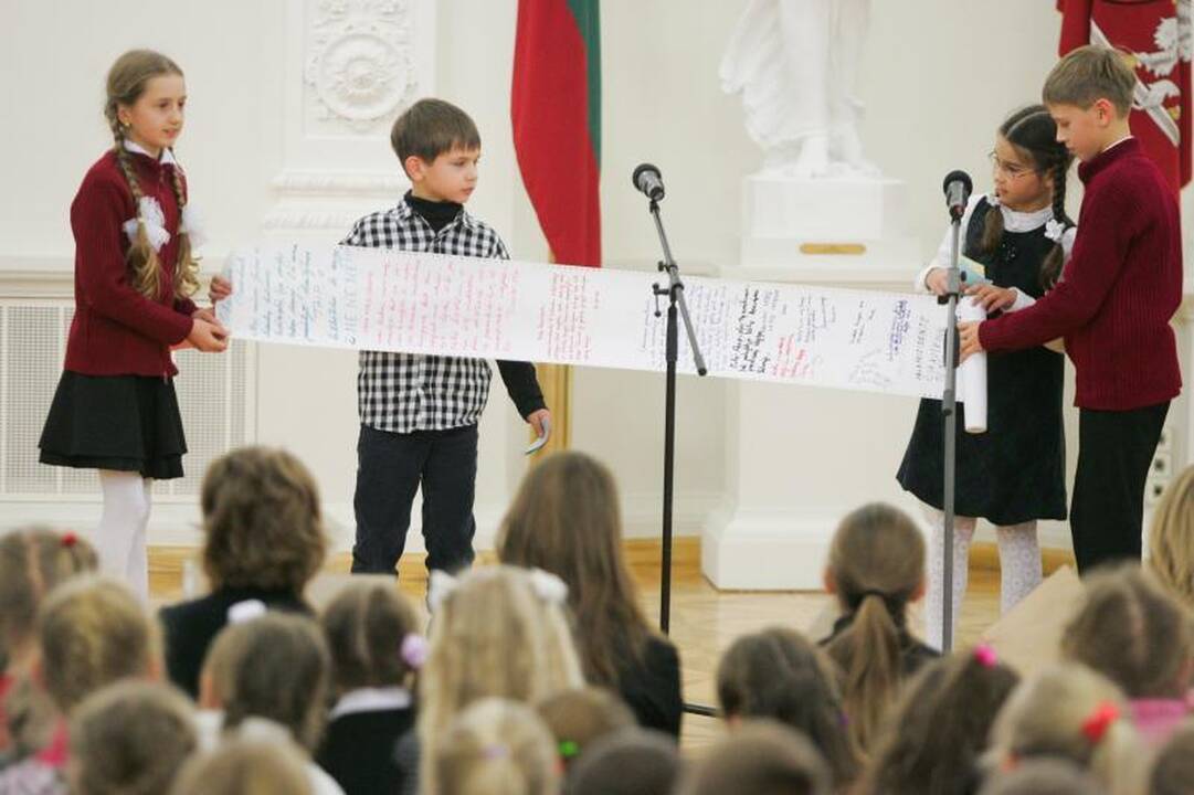 D.Grybauskaitė su vaikais Prezidentūroje įžiebė Kalėdų eglę